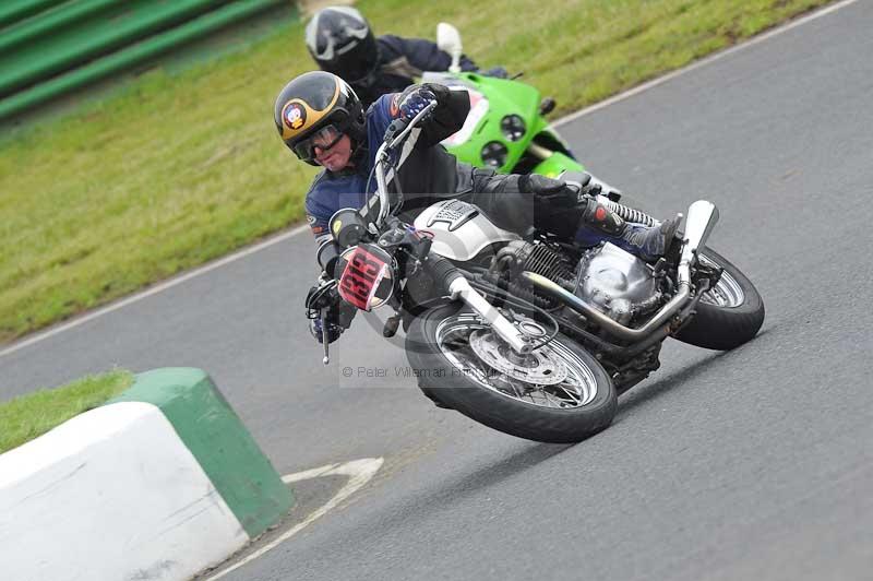 Mallory park Leicestershire;Mallory park photographs;Motorcycle action photographs;classic bikes;event digital images;eventdigitalimages;mallory park;no limits trackday;peter wileman photography;vintage bikes;vintage motorcycles;vmcc festival 1000 bikes