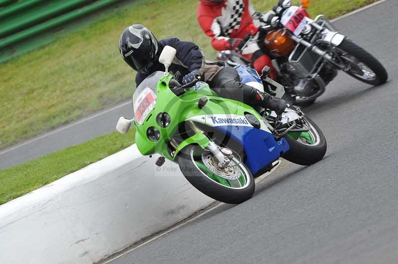 Mallory park Leicestershire;Mallory park photographs;Motorcycle action photographs;classic bikes;event digital images;eventdigitalimages;mallory park;no limits trackday;peter wileman photography;vintage bikes;vintage motorcycles;vmcc festival 1000 bikes