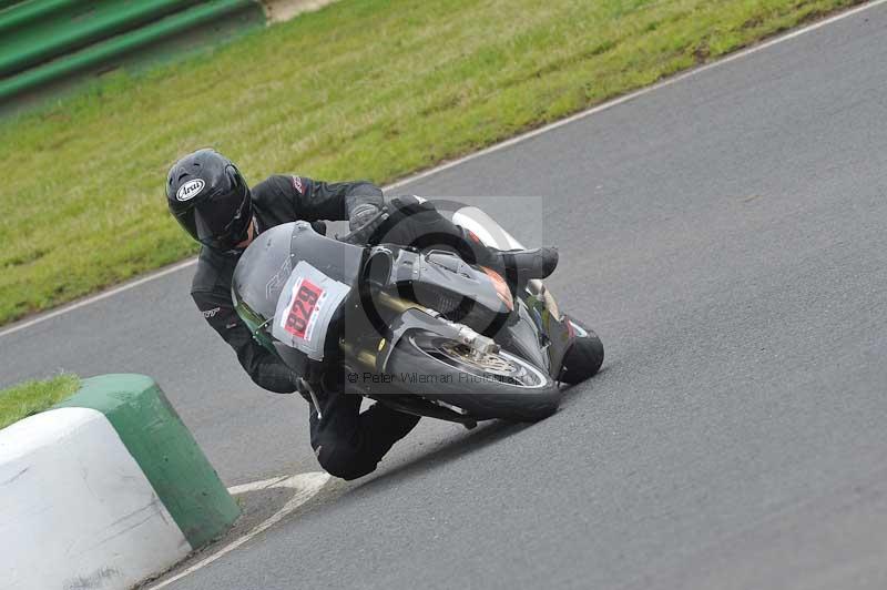 Mallory park Leicestershire;Mallory park photographs;Motorcycle action photographs;classic bikes;event digital images;eventdigitalimages;mallory park;no limits trackday;peter wileman photography;vintage bikes;vintage motorcycles;vmcc festival 1000 bikes