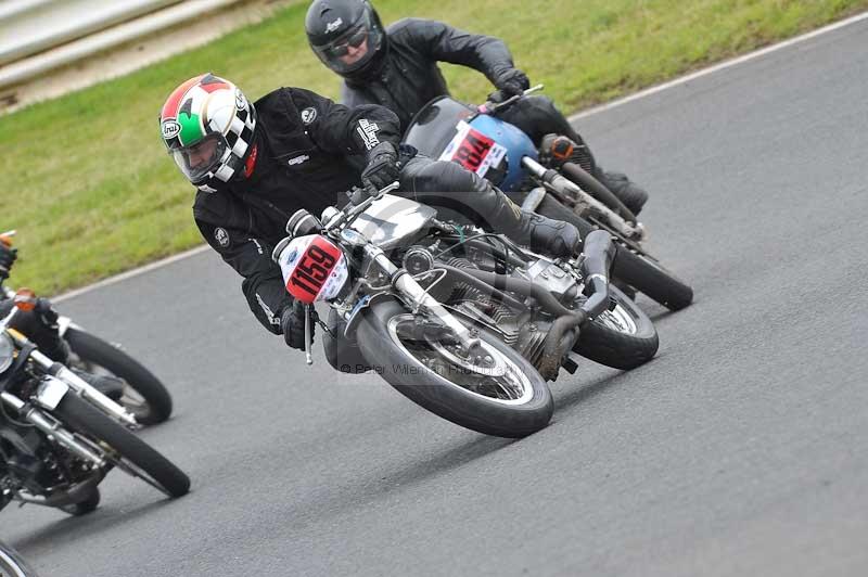 Mallory park Leicestershire;Mallory park photographs;Motorcycle action photographs;classic bikes;event digital images;eventdigitalimages;mallory park;no limits trackday;peter wileman photography;vintage bikes;vintage motorcycles;vmcc festival 1000 bikes