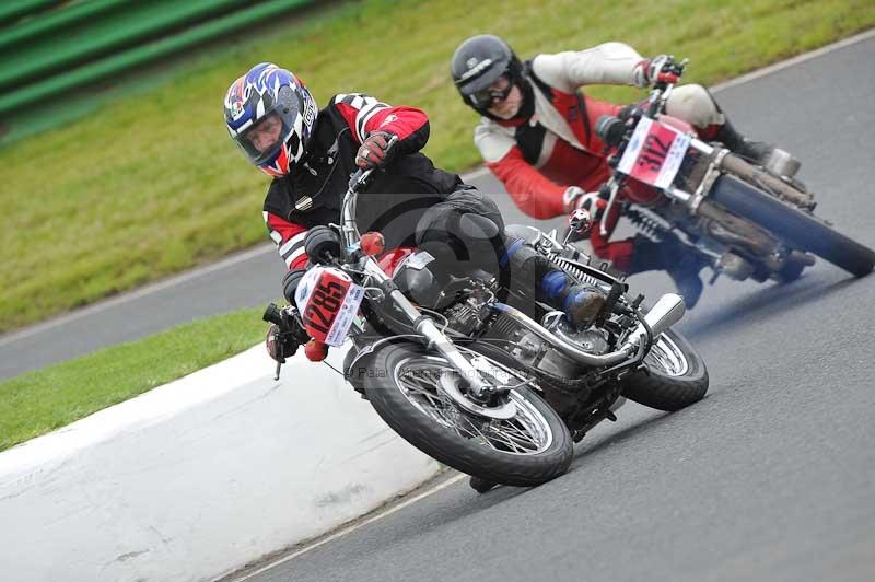 Mallory park Leicestershire;Mallory park photographs;Motorcycle action photographs;classic bikes;event digital images;eventdigitalimages;mallory park;no limits trackday;peter wileman photography;vintage bikes;vintage motorcycles;vmcc festival 1000 bikes