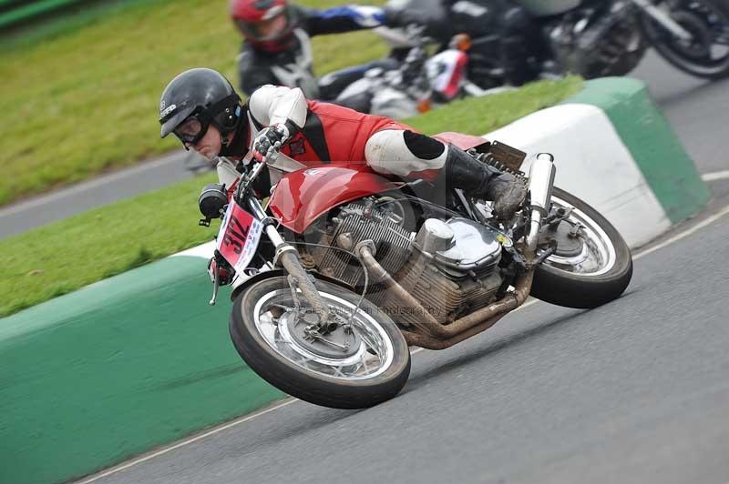 Mallory park Leicestershire;Mallory park photographs;Motorcycle action photographs;classic bikes;event digital images;eventdigitalimages;mallory park;no limits trackday;peter wileman photography;vintage bikes;vintage motorcycles;vmcc festival 1000 bikes