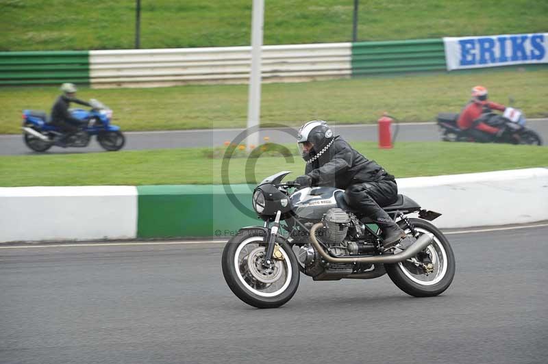 Mallory park Leicestershire;Mallory park photographs;Motorcycle action photographs;classic bikes;event digital images;eventdigitalimages;mallory park;no limits trackday;peter wileman photography;vintage bikes;vintage motorcycles;vmcc festival 1000 bikes