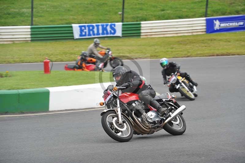 Mallory park Leicestershire;Mallory park photographs;Motorcycle action photographs;classic bikes;event digital images;eventdigitalimages;mallory park;no limits trackday;peter wileman photography;vintage bikes;vintage motorcycles;vmcc festival 1000 bikes