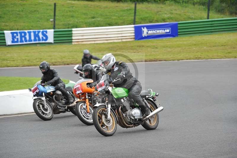Mallory park Leicestershire;Mallory park photographs;Motorcycle action photographs;classic bikes;event digital images;eventdigitalimages;mallory park;no limits trackday;peter wileman photography;vintage bikes;vintage motorcycles;vmcc festival 1000 bikes