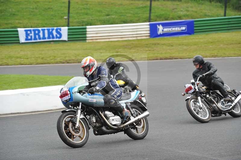 Mallory park Leicestershire;Mallory park photographs;Motorcycle action photographs;classic bikes;event digital images;eventdigitalimages;mallory park;no limits trackday;peter wileman photography;vintage bikes;vintage motorcycles;vmcc festival 1000 bikes