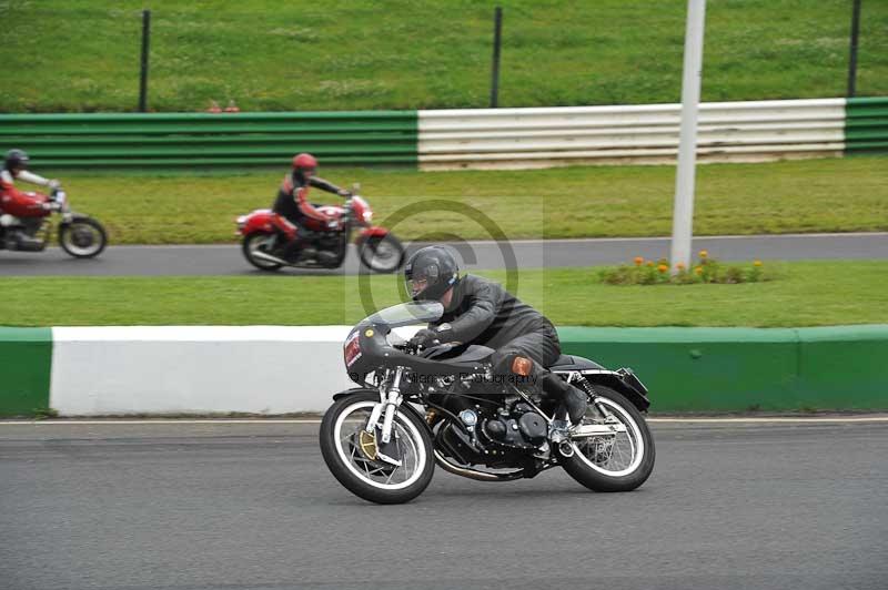 Mallory park Leicestershire;Mallory park photographs;Motorcycle action photographs;classic bikes;event digital images;eventdigitalimages;mallory park;no limits trackday;peter wileman photography;vintage bikes;vintage motorcycles;vmcc festival 1000 bikes