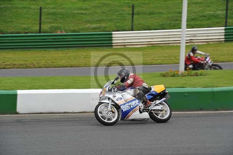 Mallory park Leicestershire;Mallory park photographs;Motorcycle action photographs;classic bikes;event digital images;eventdigitalimages;mallory park;no limits trackday;peter wileman photography;vintage bikes;vintage motorcycles;vmcc festival 1000 bikes