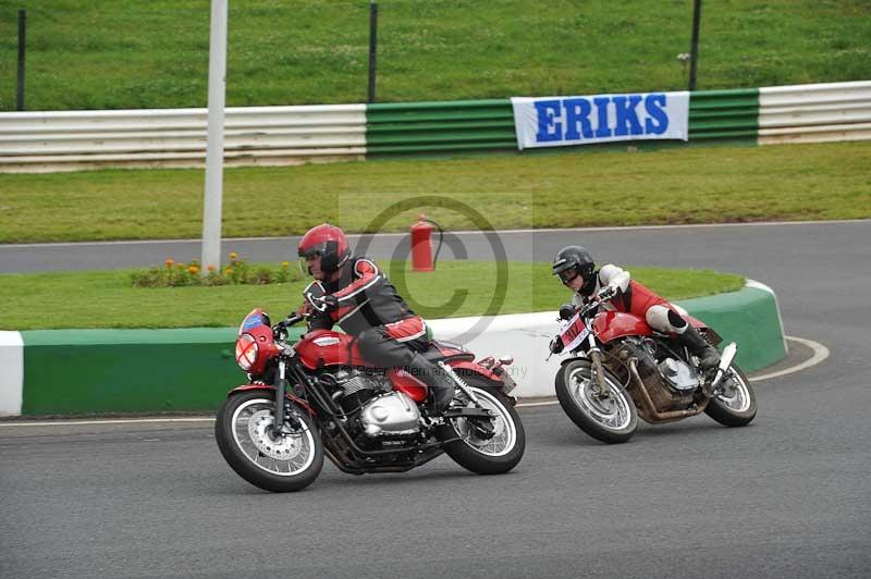 Mallory park Leicestershire;Mallory park photographs;Motorcycle action photographs;classic bikes;event digital images;eventdigitalimages;mallory park;no limits trackday;peter wileman photography;vintage bikes;vintage motorcycles;vmcc festival 1000 bikes