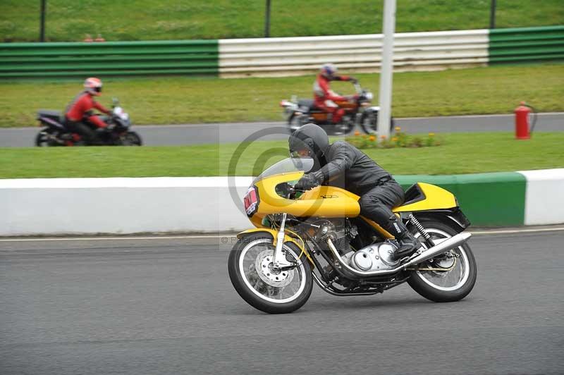 Mallory park Leicestershire;Mallory park photographs;Motorcycle action photographs;classic bikes;event digital images;eventdigitalimages;mallory park;no limits trackday;peter wileman photography;vintage bikes;vintage motorcycles;vmcc festival 1000 bikes