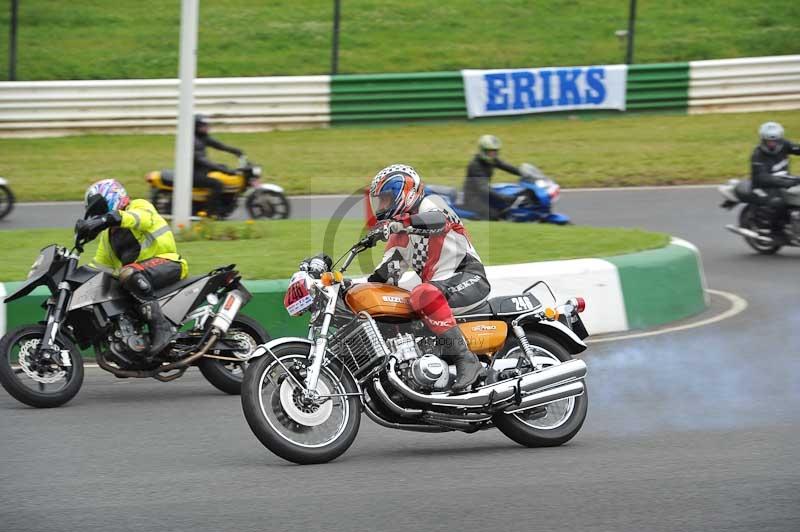 Mallory park Leicestershire;Mallory park photographs;Motorcycle action photographs;classic bikes;event digital images;eventdigitalimages;mallory park;no limits trackday;peter wileman photography;vintage bikes;vintage motorcycles;vmcc festival 1000 bikes
