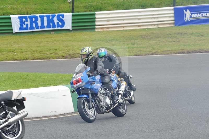 Mallory park Leicestershire;Mallory park photographs;Motorcycle action photographs;classic bikes;event digital images;eventdigitalimages;mallory park;no limits trackday;peter wileman photography;vintage bikes;vintage motorcycles;vmcc festival 1000 bikes