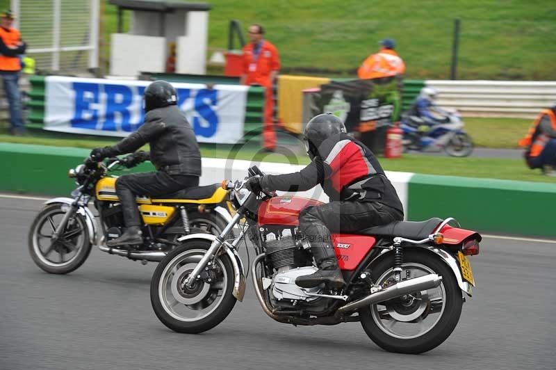 Mallory park Leicestershire;Mallory park photographs;Motorcycle action photographs;classic bikes;event digital images;eventdigitalimages;mallory park;no limits trackday;peter wileman photography;vintage bikes;vintage motorcycles;vmcc festival 1000 bikes