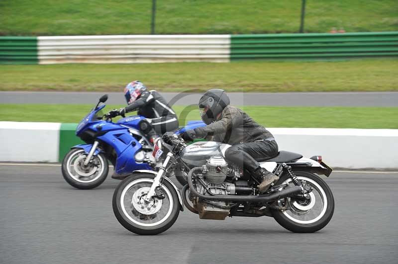 Mallory park Leicestershire;Mallory park photographs;Motorcycle action photographs;classic bikes;event digital images;eventdigitalimages;mallory park;no limits trackday;peter wileman photography;vintage bikes;vintage motorcycles;vmcc festival 1000 bikes