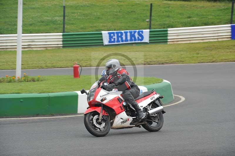Mallory park Leicestershire;Mallory park photographs;Motorcycle action photographs;classic bikes;event digital images;eventdigitalimages;mallory park;no limits trackday;peter wileman photography;vintage bikes;vintage motorcycles;vmcc festival 1000 bikes