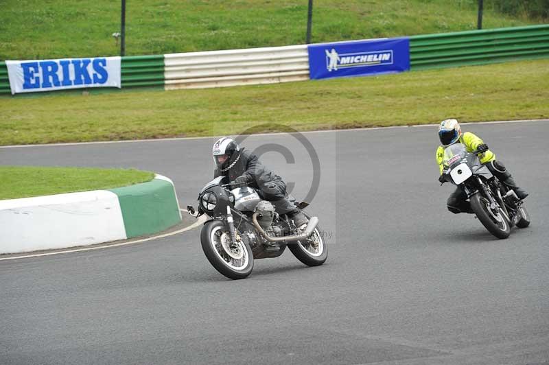 Mallory park Leicestershire;Mallory park photographs;Motorcycle action photographs;classic bikes;event digital images;eventdigitalimages;mallory park;no limits trackday;peter wileman photography;vintage bikes;vintage motorcycles;vmcc festival 1000 bikes