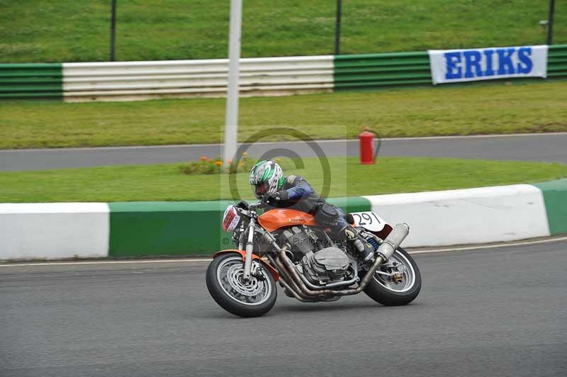 Mallory park Leicestershire;Mallory park photographs;Motorcycle action photographs;classic bikes;event digital images;eventdigitalimages;mallory park;no limits trackday;peter wileman photography;vintage bikes;vintage motorcycles;vmcc festival 1000 bikes