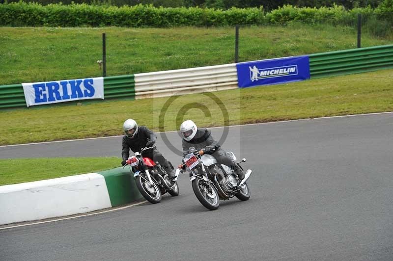 Mallory park Leicestershire;Mallory park photographs;Motorcycle action photographs;classic bikes;event digital images;eventdigitalimages;mallory park;no limits trackday;peter wileman photography;vintage bikes;vintage motorcycles;vmcc festival 1000 bikes