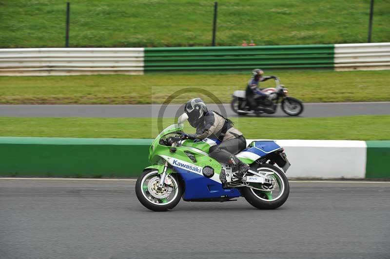 Mallory park Leicestershire;Mallory park photographs;Motorcycle action photographs;classic bikes;event digital images;eventdigitalimages;mallory park;no limits trackday;peter wileman photography;vintage bikes;vintage motorcycles;vmcc festival 1000 bikes