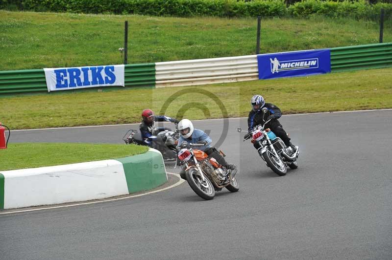 Mallory park Leicestershire;Mallory park photographs;Motorcycle action photographs;classic bikes;event digital images;eventdigitalimages;mallory park;no limits trackday;peter wileman photography;vintage bikes;vintage motorcycles;vmcc festival 1000 bikes