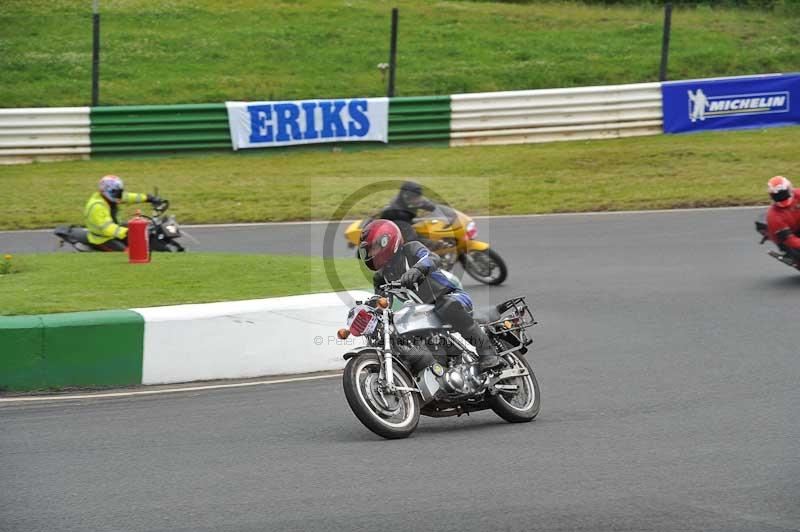 Mallory park Leicestershire;Mallory park photographs;Motorcycle action photographs;classic bikes;event digital images;eventdigitalimages;mallory park;no limits trackday;peter wileman photography;vintage bikes;vintage motorcycles;vmcc festival 1000 bikes
