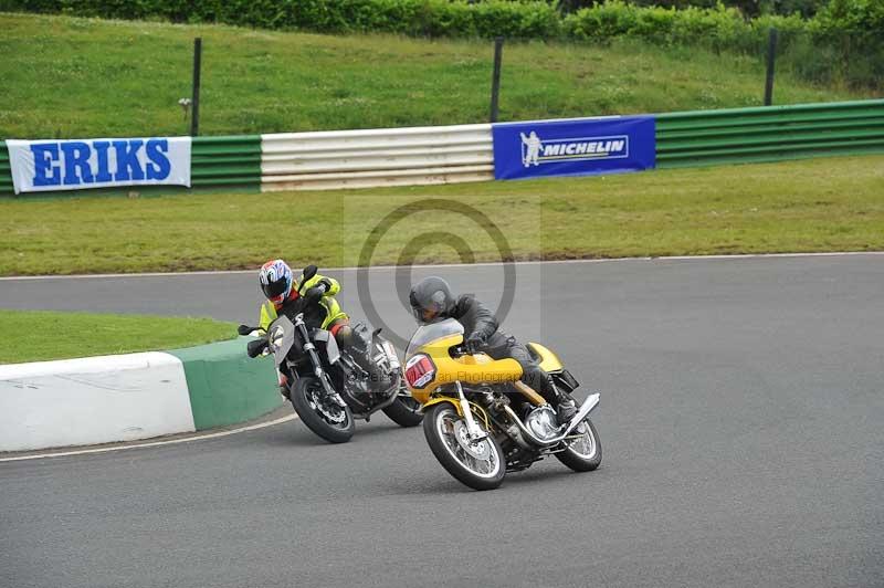 Mallory park Leicestershire;Mallory park photographs;Motorcycle action photographs;classic bikes;event digital images;eventdigitalimages;mallory park;no limits trackday;peter wileman photography;vintage bikes;vintage motorcycles;vmcc festival 1000 bikes