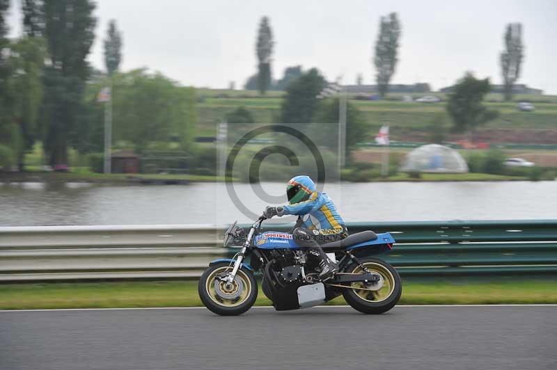 Mallory park Leicestershire;Mallory park photographs;Motorcycle action photographs;classic bikes;event digital images;eventdigitalimages;mallory park;no limits trackday;peter wileman photography;vintage bikes;vintage motorcycles;vmcc festival 1000 bikes