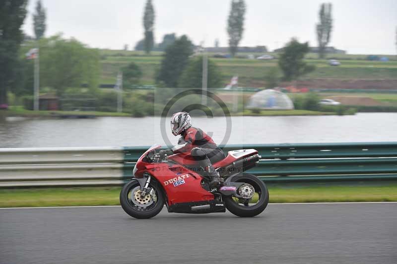 Mallory park Leicestershire;Mallory park photographs;Motorcycle action photographs;classic bikes;event digital images;eventdigitalimages;mallory park;no limits trackday;peter wileman photography;vintage bikes;vintage motorcycles;vmcc festival 1000 bikes