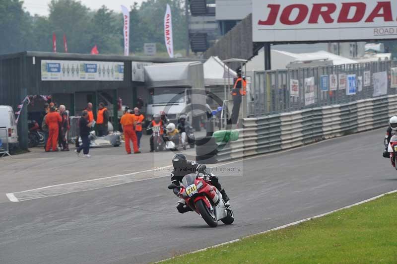 Mallory park Leicestershire;Mallory park photographs;Motorcycle action photographs;classic bikes;event digital images;eventdigitalimages;mallory park;no limits trackday;peter wileman photography;vintage bikes;vintage motorcycles;vmcc festival 1000 bikes