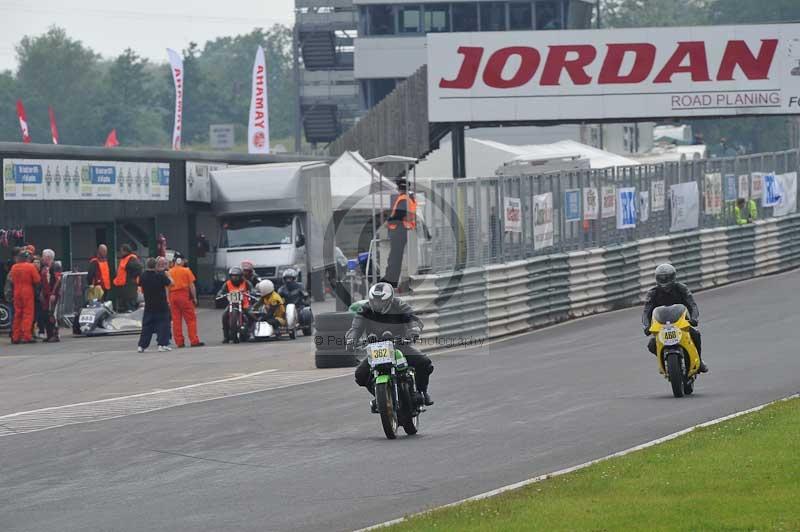 Mallory park Leicestershire;Mallory park photographs;Motorcycle action photographs;classic bikes;event digital images;eventdigitalimages;mallory park;no limits trackday;peter wileman photography;vintage bikes;vintage motorcycles;vmcc festival 1000 bikes