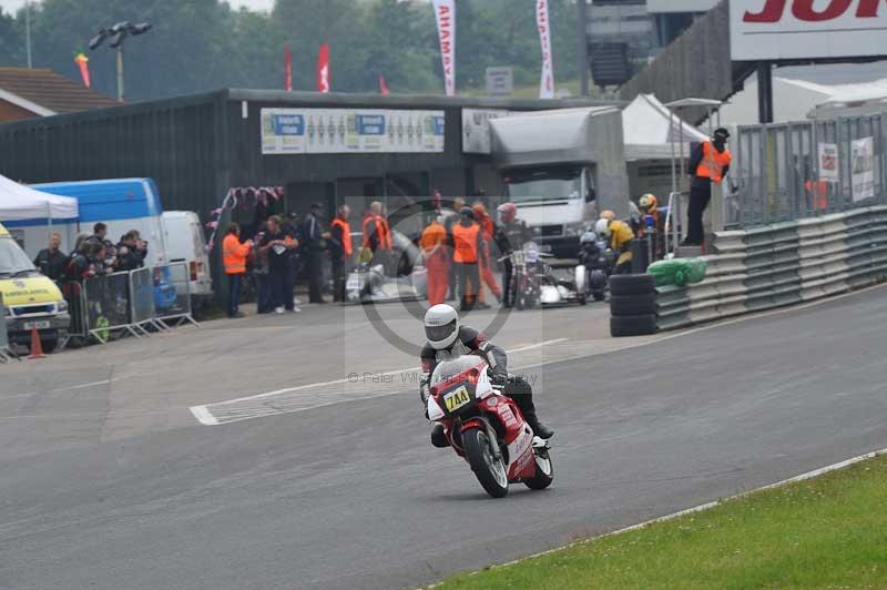 Mallory park Leicestershire;Mallory park photographs;Motorcycle action photographs;classic bikes;event digital images;eventdigitalimages;mallory park;no limits trackday;peter wileman photography;vintage bikes;vintage motorcycles;vmcc festival 1000 bikes