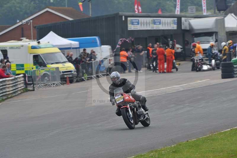Mallory park Leicestershire;Mallory park photographs;Motorcycle action photographs;classic bikes;event digital images;eventdigitalimages;mallory park;no limits trackday;peter wileman photography;vintage bikes;vintage motorcycles;vmcc festival 1000 bikes