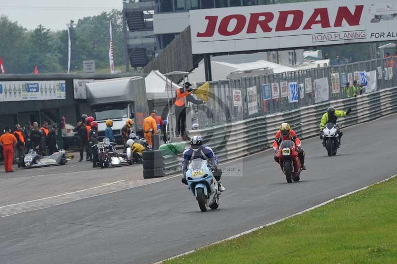 Mallory park Leicestershire;Mallory park photographs;Motorcycle action photographs;classic bikes;event digital images;eventdigitalimages;mallory park;no limits trackday;peter wileman photography;vintage bikes;vintage motorcycles;vmcc festival 1000 bikes