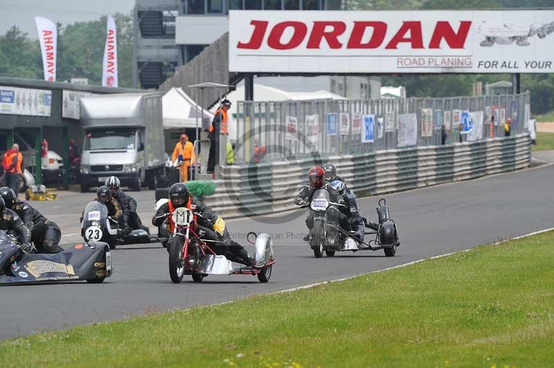 Mallory park Leicestershire;Mallory park photographs;Motorcycle action photographs;classic bikes;event digital images;eventdigitalimages;mallory park;no limits trackday;peter wileman photography;vintage bikes;vintage motorcycles;vmcc festival 1000 bikes