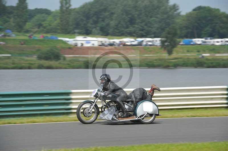 Mallory park Leicestershire;Mallory park photographs;Motorcycle action photographs;classic bikes;event digital images;eventdigitalimages;mallory park;no limits trackday;peter wileman photography;vintage bikes;vintage motorcycles;vmcc festival 1000 bikes