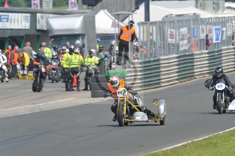 Mallory park Leicestershire;Mallory park photographs;Motorcycle action photographs;classic bikes;event digital images;eventdigitalimages;mallory park;no limits trackday;peter wileman photography;vintage bikes;vintage motorcycles;vmcc festival 1000 bikes