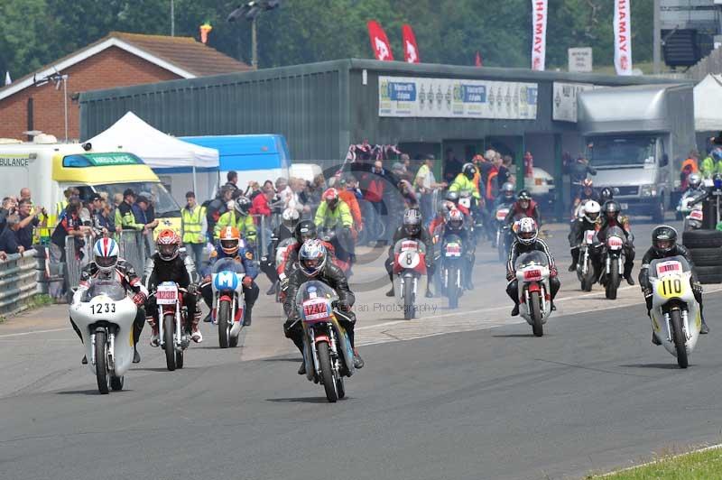 Mallory park Leicestershire;Mallory park photographs;Motorcycle action photographs;classic bikes;event digital images;eventdigitalimages;mallory park;no limits trackday;peter wileman photography;vintage bikes;vintage motorcycles;vmcc festival 1000 bikes