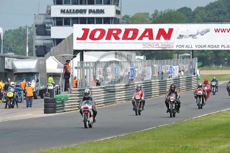 Mallory park Leicestershire;Mallory park photographs;Motorcycle action photographs;classic bikes;event digital images;eventdigitalimages;mallory park;no limits trackday;peter wileman photography;vintage bikes;vintage motorcycles;vmcc festival 1000 bikes