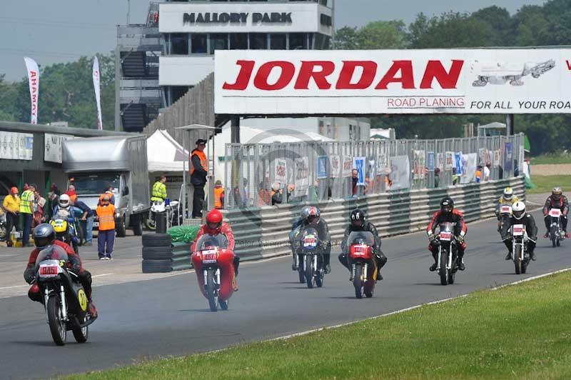 Mallory park Leicestershire;Mallory park photographs;Motorcycle action photographs;classic bikes;event digital images;eventdigitalimages;mallory park;no limits trackday;peter wileman photography;vintage bikes;vintage motorcycles;vmcc festival 1000 bikes