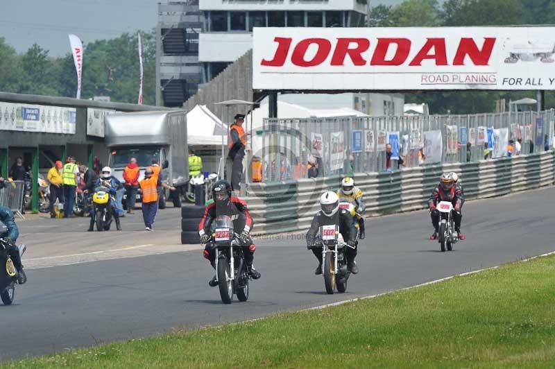 Mallory park Leicestershire;Mallory park photographs;Motorcycle action photographs;classic bikes;event digital images;eventdigitalimages;mallory park;no limits trackday;peter wileman photography;vintage bikes;vintage motorcycles;vmcc festival 1000 bikes