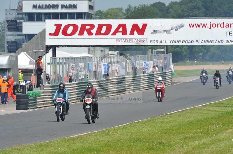 Mallory park Leicestershire;Mallory park photographs;Motorcycle action photographs;classic bikes;event digital images;eventdigitalimages;mallory park;no limits trackday;peter wileman photography;vintage bikes;vintage motorcycles;vmcc festival 1000 bikes