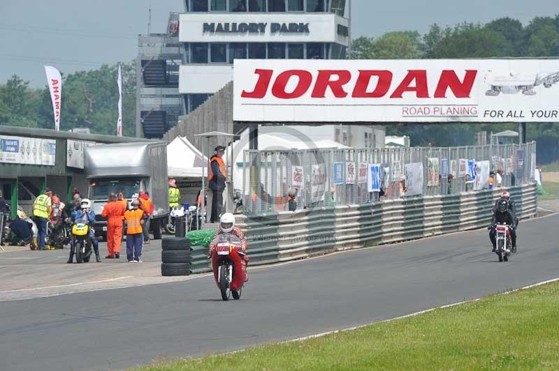 Mallory park Leicestershire;Mallory park photographs;Motorcycle action photographs;classic bikes;event digital images;eventdigitalimages;mallory park;no limits trackday;peter wileman photography;vintage bikes;vintage motorcycles;vmcc festival 1000 bikes