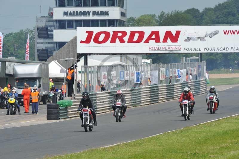 Mallory park Leicestershire;Mallory park photographs;Motorcycle action photographs;classic bikes;event digital images;eventdigitalimages;mallory park;no limits trackday;peter wileman photography;vintage bikes;vintage motorcycles;vmcc festival 1000 bikes