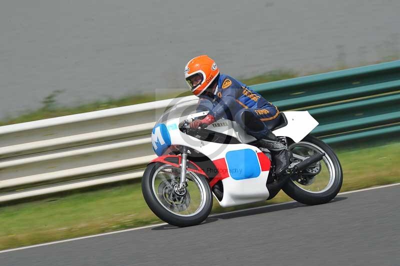 Mallory park Leicestershire;Mallory park photographs;Motorcycle action photographs;classic bikes;event digital images;eventdigitalimages;mallory park;no limits trackday;peter wileman photography;vintage bikes;vintage motorcycles;vmcc festival 1000 bikes