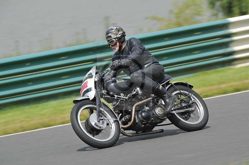 Mallory park Leicestershire;Mallory park photographs;Motorcycle action photographs;classic bikes;event digital images;eventdigitalimages;mallory park;no limits trackday;peter wileman photography;vintage bikes;vintage motorcycles;vmcc festival 1000 bikes