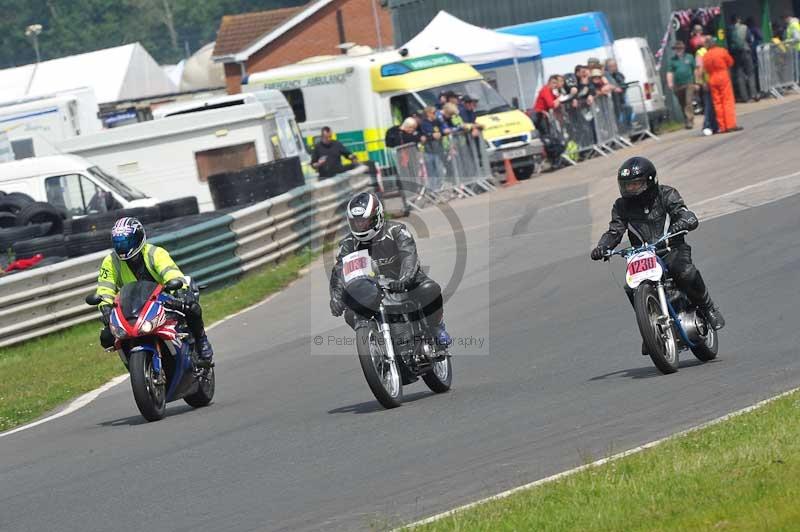 Mallory park Leicestershire;Mallory park photographs;Motorcycle action photographs;classic bikes;event digital images;eventdigitalimages;mallory park;no limits trackday;peter wileman photography;vintage bikes;vintage motorcycles;vmcc festival 1000 bikes