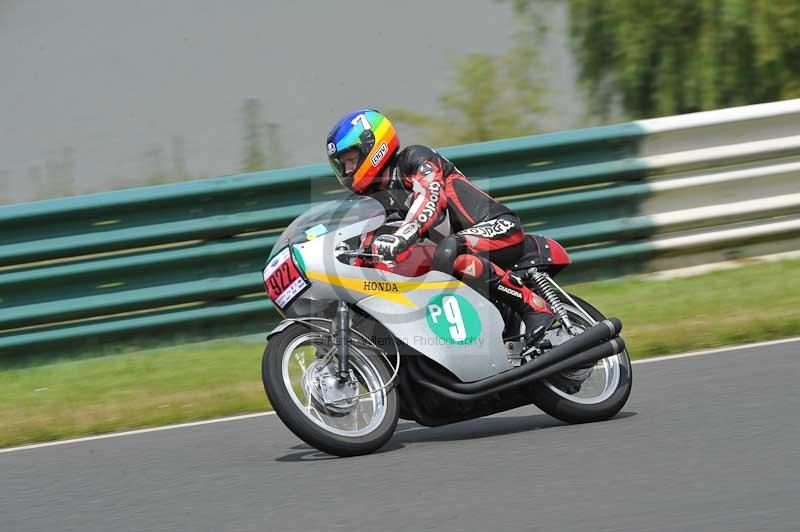 Mallory park Leicestershire;Mallory park photographs;Motorcycle action photographs;classic bikes;event digital images;eventdigitalimages;mallory park;no limits trackday;peter wileman photography;vintage bikes;vintage motorcycles;vmcc festival 1000 bikes