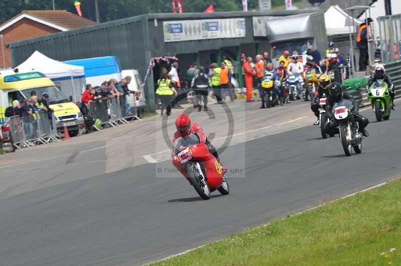 Mallory park Leicestershire;Mallory park photographs;Motorcycle action photographs;classic bikes;event digital images;eventdigitalimages;mallory park;no limits trackday;peter wileman photography;vintage bikes;vintage motorcycles;vmcc festival 1000 bikes