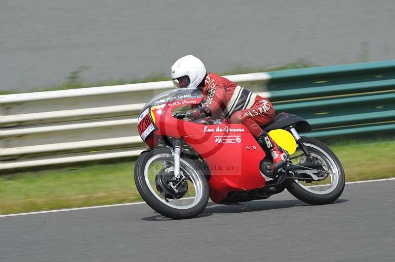 Mallory park Leicestershire;Mallory park photographs;Motorcycle action photographs;classic bikes;event digital images;eventdigitalimages;mallory park;no limits trackday;peter wileman photography;vintage bikes;vintage motorcycles;vmcc festival 1000 bikes