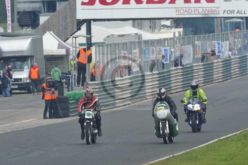 Mallory park Leicestershire;Mallory park photographs;Motorcycle action photographs;classic bikes;event digital images;eventdigitalimages;mallory park;no limits trackday;peter wileman photography;vintage bikes;vintage motorcycles;vmcc festival 1000 bikes